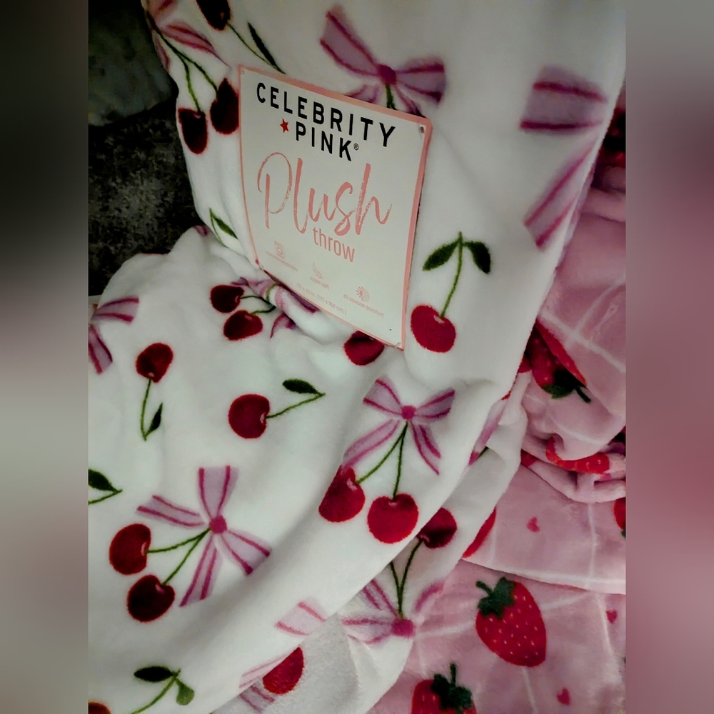 Choose 1 CHEERY OR 🍓 THROW BLANKET - Picture 1 of 1